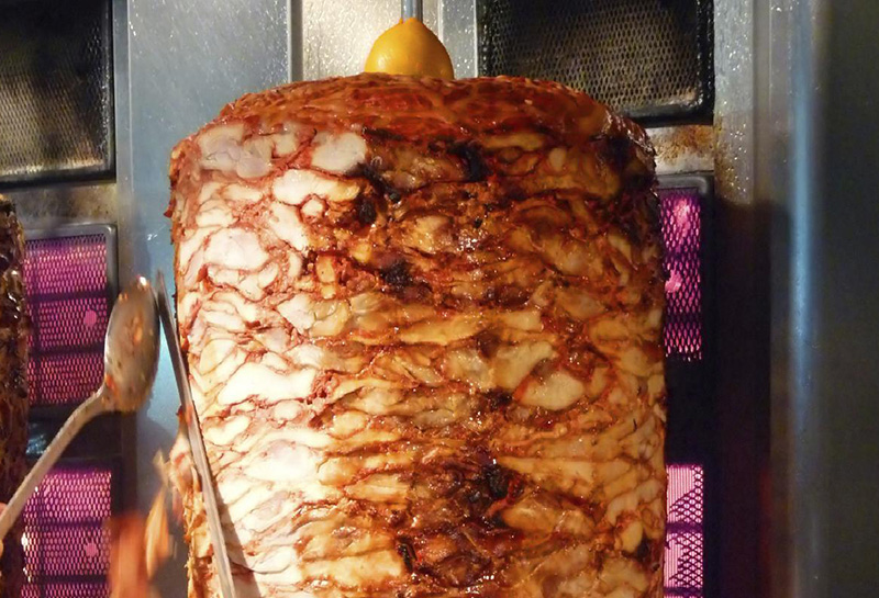 Kebabkjøtt stekes på en loddrett stang.