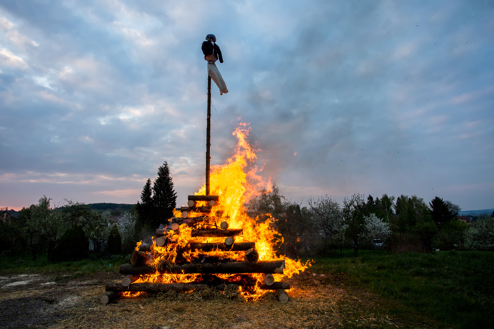 Stort bål med en stake med en dukke i på toppen: Walpurgisnacht.