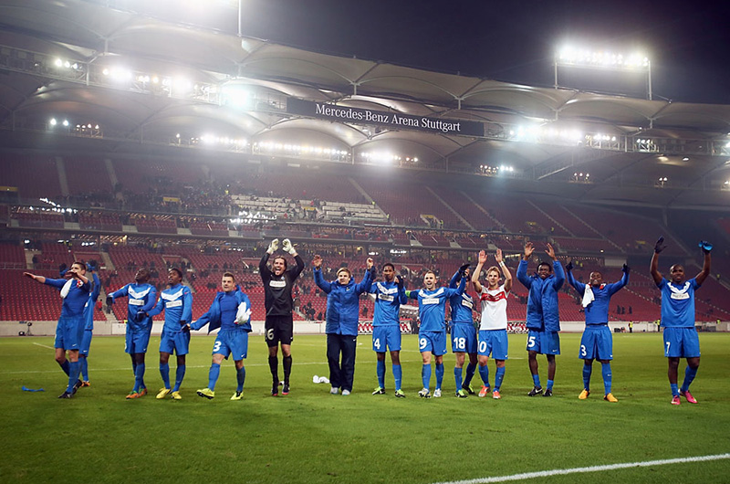 Et blåkledt herre-fotball-lag hilser publikum på Stuttgart fotball-arena.