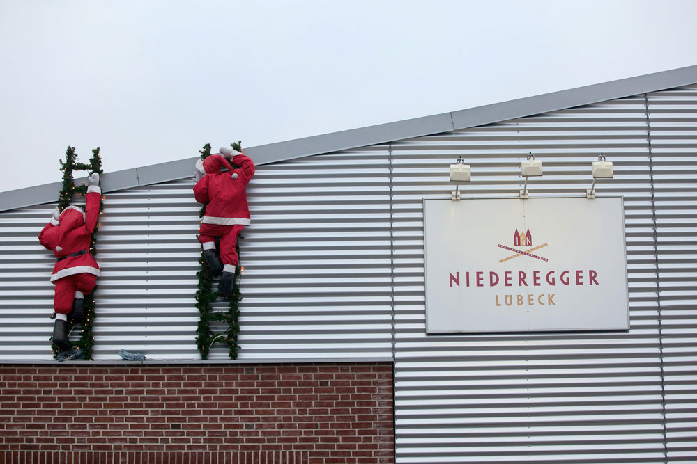 To nisser klatrer på veggen til Niederegger Marzipan i Lübeck