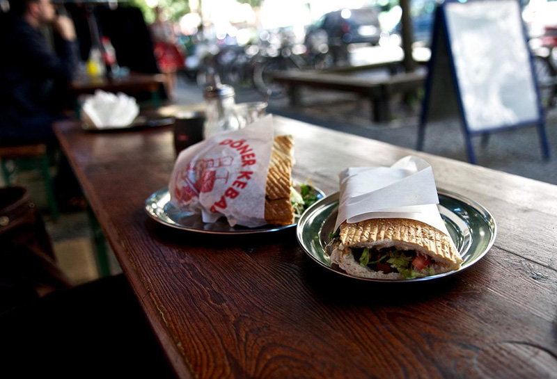 To Döner-kebab på et bord, i Berlin.