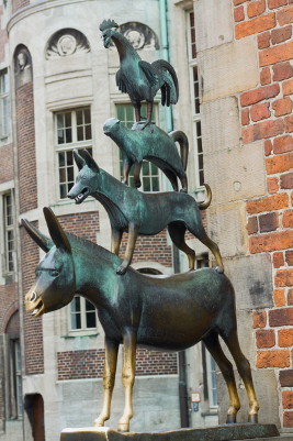En statue av Bymusikantene i Bremen. Et esel, en hund en katt og en hane.