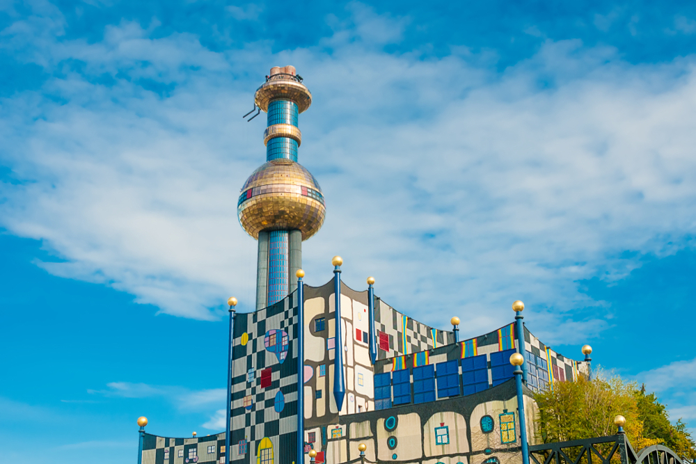 Kunstnerisk utformet tårn i gull, hvitt og blått: Del av Hundertwasser-huset i Wien.
