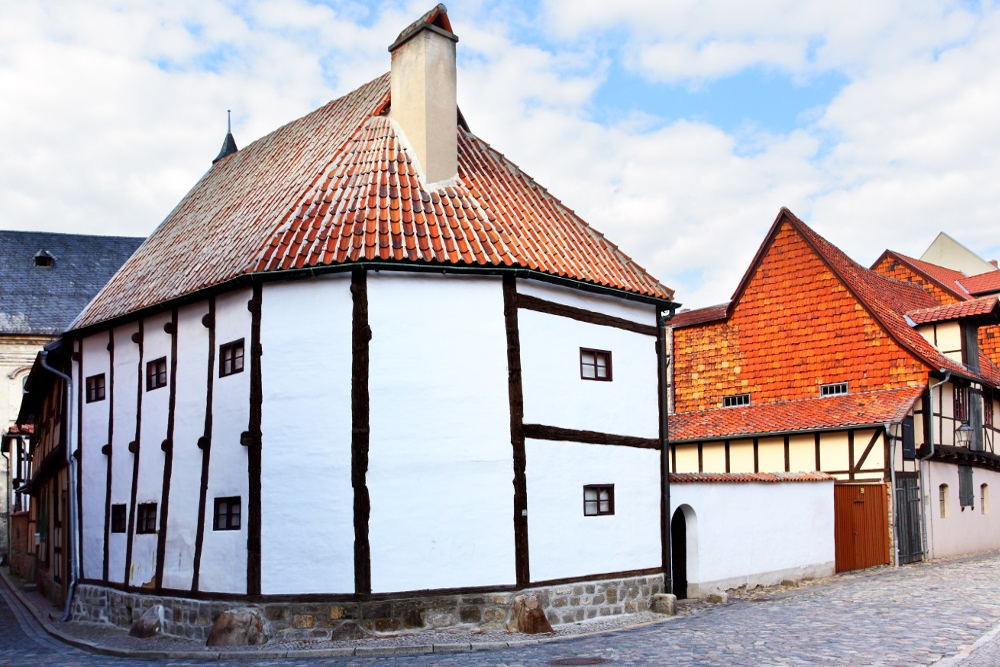 Hvitt hus med svart bindingsverk. Det eldste i Tyskland, i Quedlinburg
