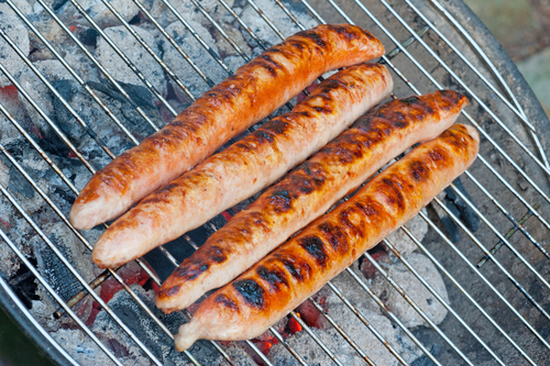 Fire pølser på en grill: Bratwurst