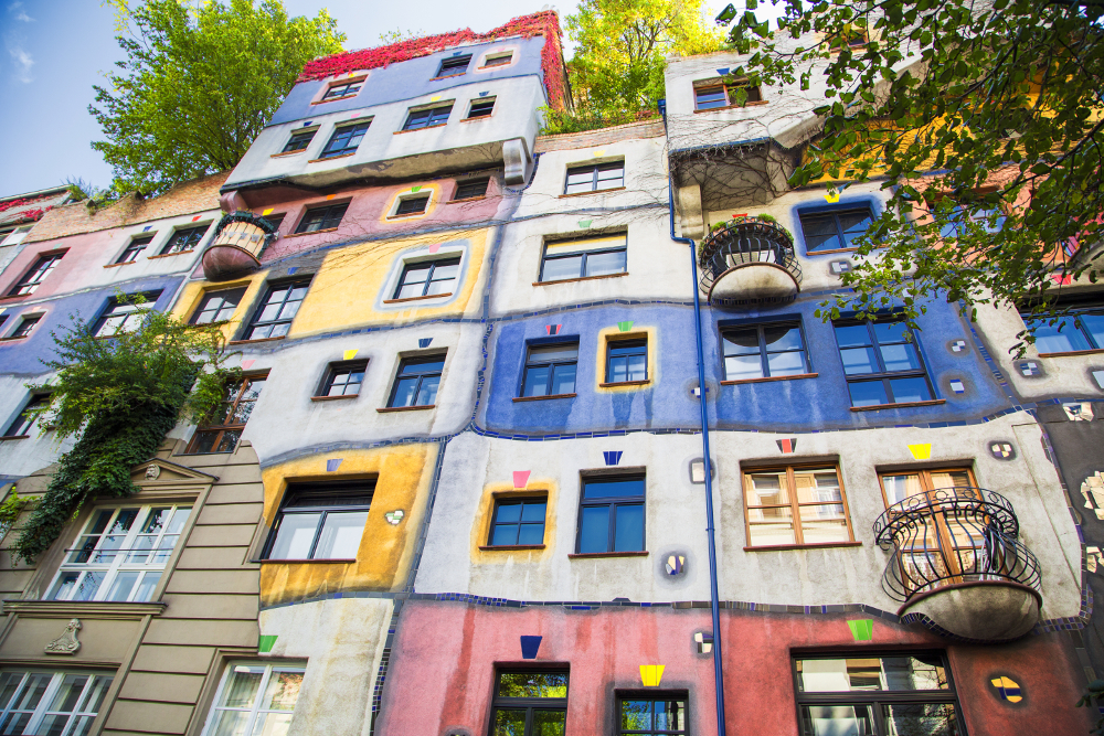 Bygård med mange former og farger: Hundertwasser-huset i Wien.