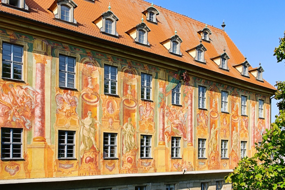 Den malte veggen på Bamberg Rådhus. Søyler og klassiske figurer i duse farger.