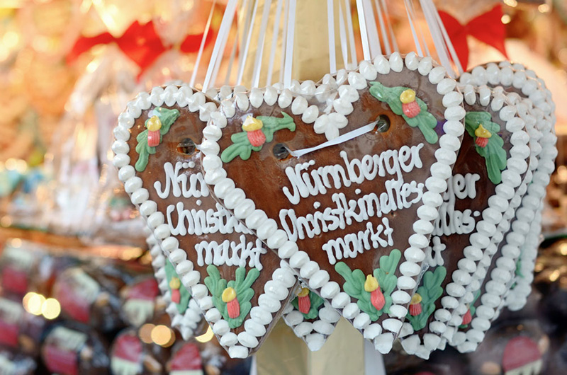 Noen hjerteformede lebkuchen fra Nürnberg, dekorert med melis.